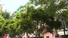 <b>发布曾经有半个</b>