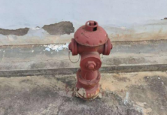 2、地上消火栓接近运输通道未安拆防护